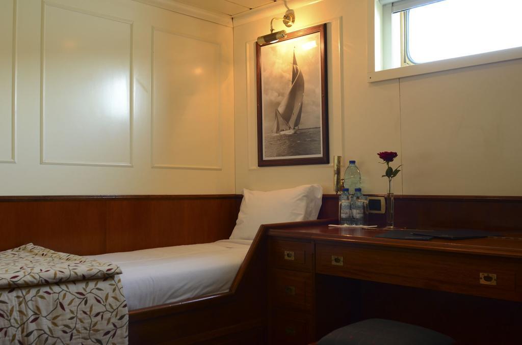 Invicta Ribeira Boat Hotel Porto Exterior photo