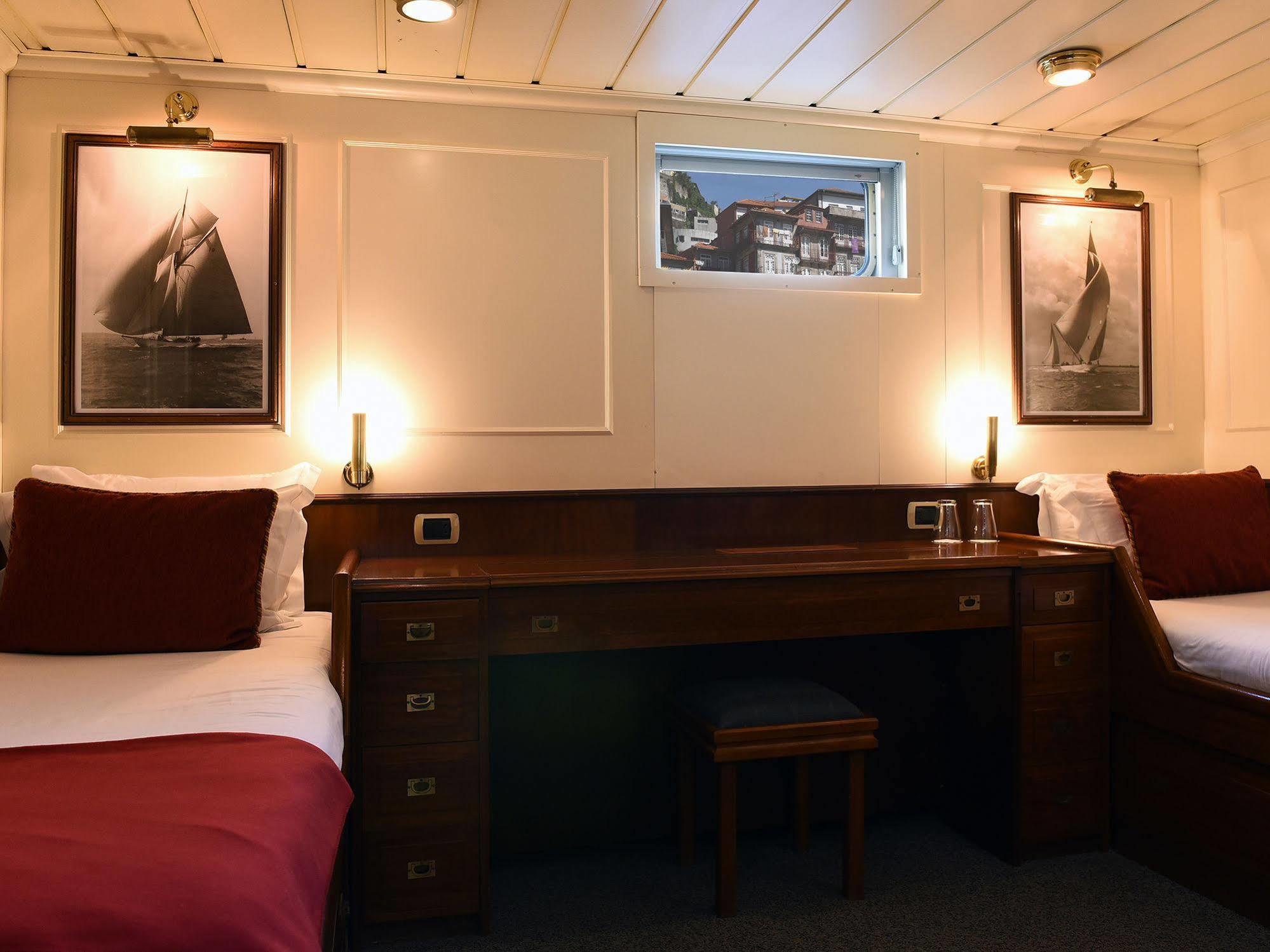 Invicta Ribeira Boat Hotel Porto Exterior photo