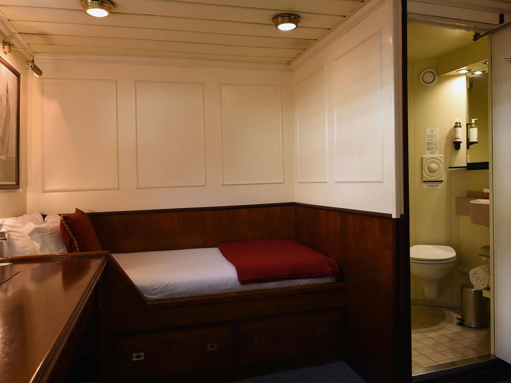Invicta Ribeira Boat Hotel Porto Exterior photo